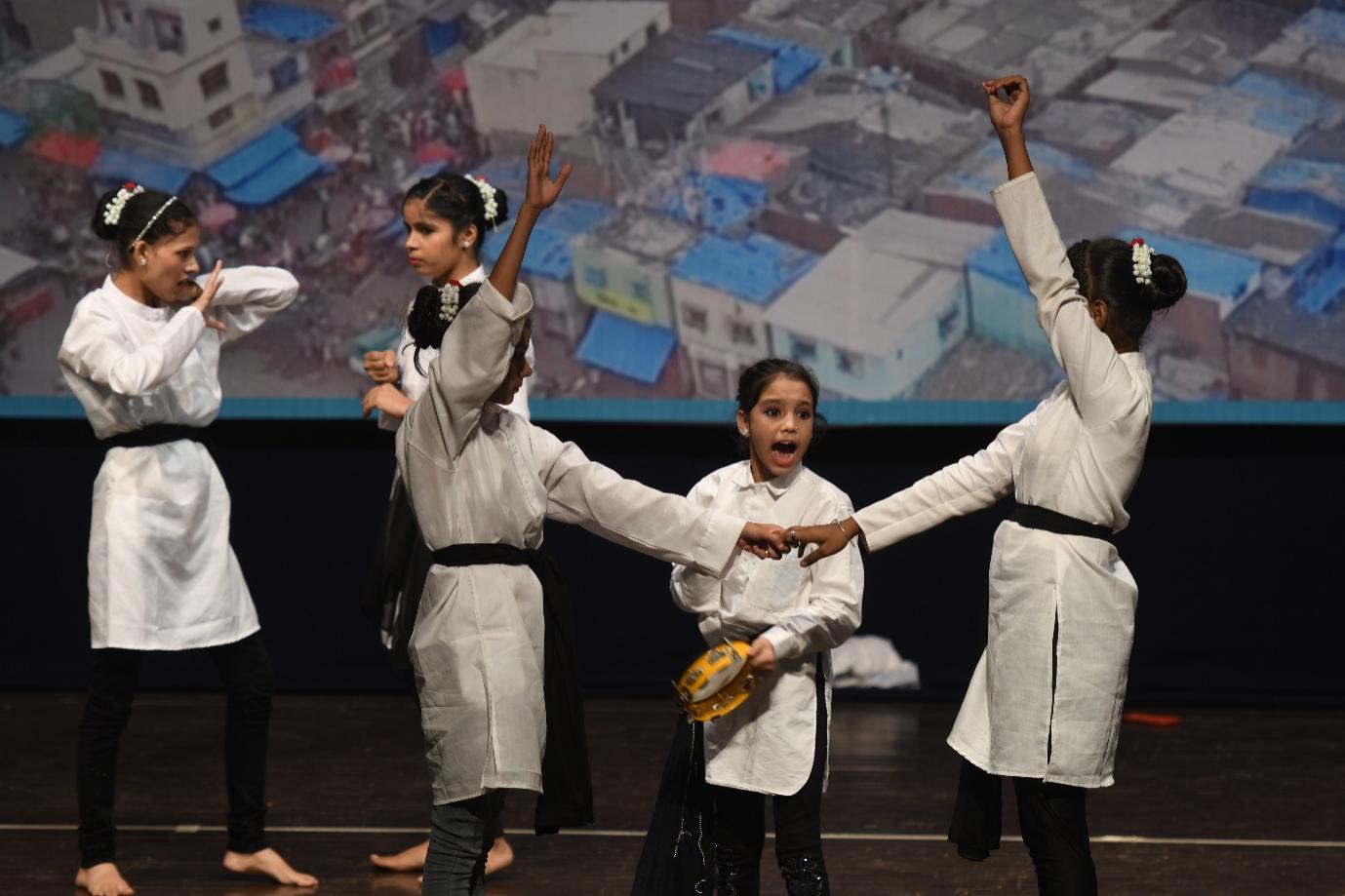 image of a group performing on a stage during Apnalaya's Apna Mumbai programme